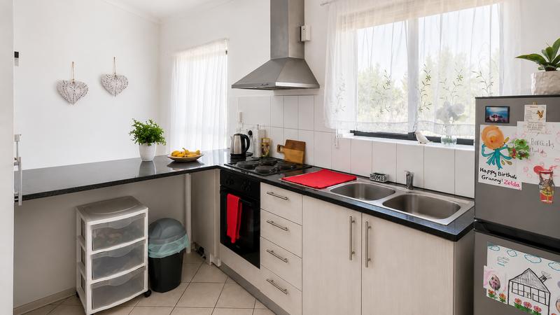 To Let 2 Bedroom Property for Rent in Somerset West Western Cape
